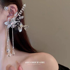 新商品はダイヤモンドの超仙ジルコンの花びらの形をしています。