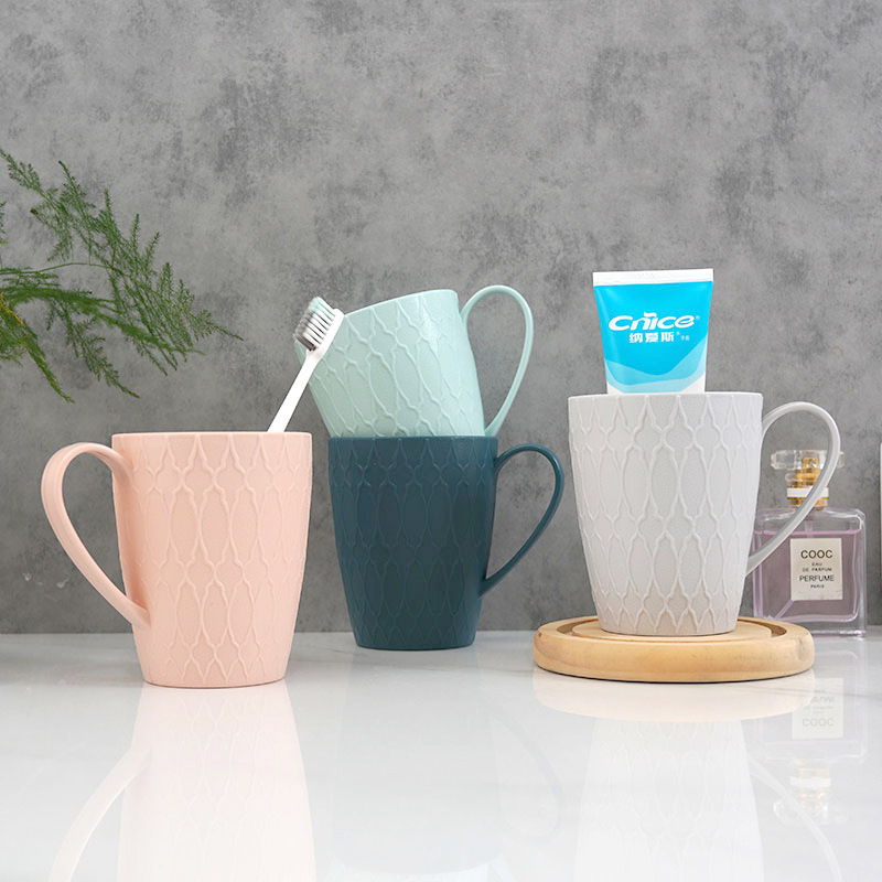 Vasos de plástico para cepillarse los dientes con asas, un par de vasos para enjuague bucal para parejas, de aspecto elegante y lujoso, para uso doméstico, venta al por mayor.