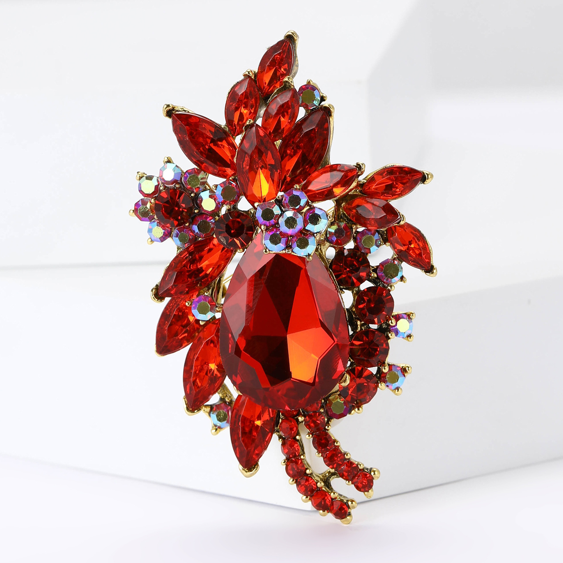 Spilla donna elegante con cristalli e perle a forma di farfalla fiore_voghion.com
