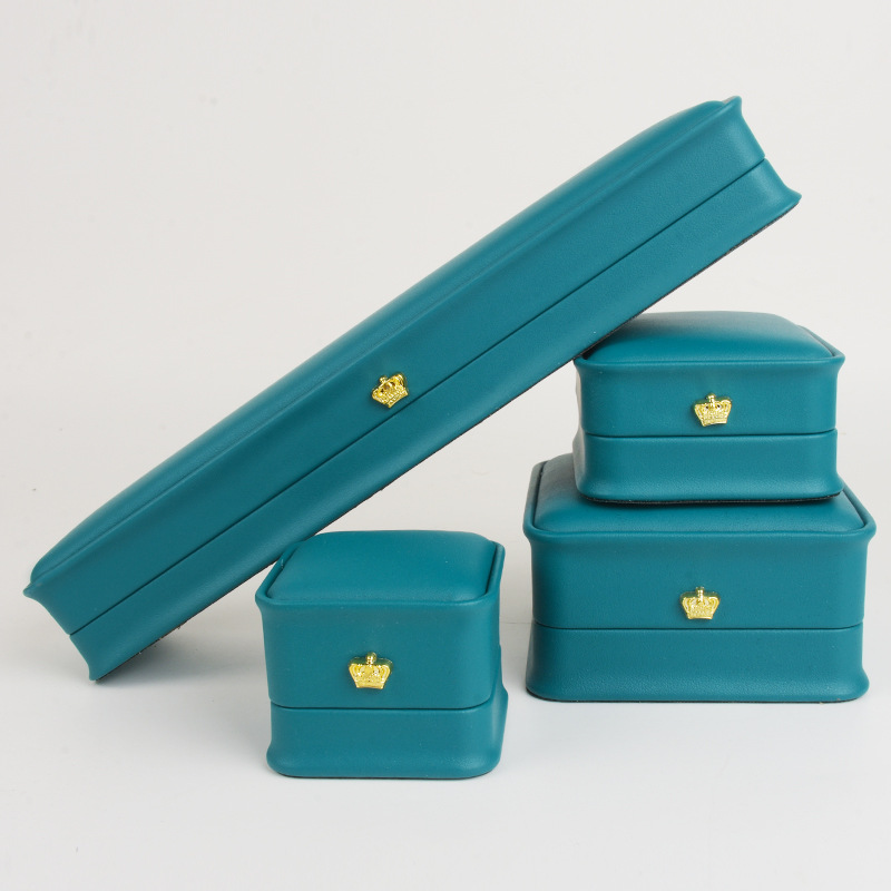 호수 푸른 허리; 반지 상자 (흰색 배경)