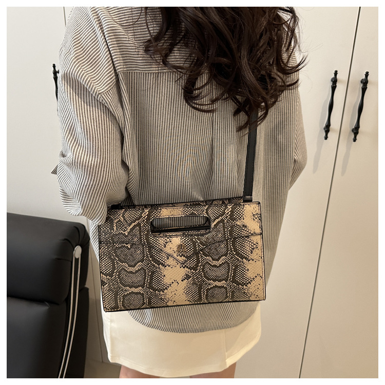 Women's Pu Leather Snakeskin Streetwear Sewing Thread Square Zipper Tote Bag display picture 7