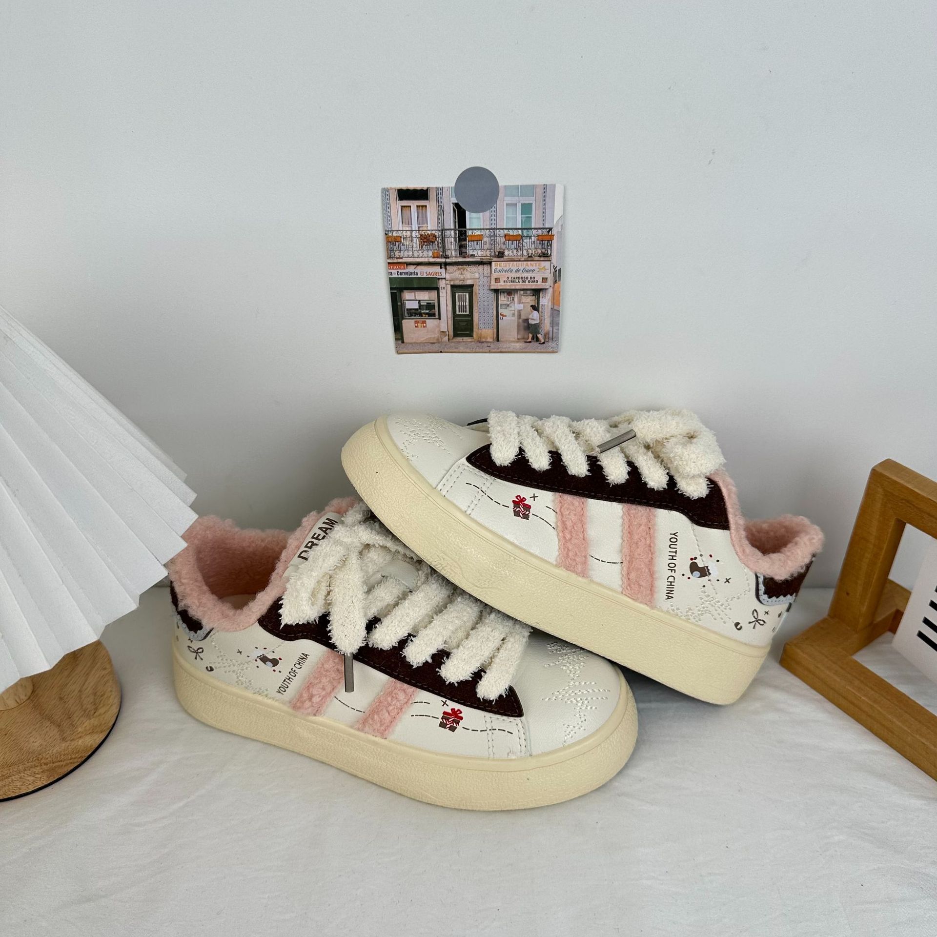 2025 invierno más zapatos de algodón de terciopelo zapatos de tabla abrigados exteriores de mujer zapatos blancos casuales coreanos todo fósforo zapatos de mujer estilo Hong Kong