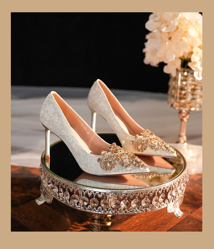 2024 Nuovo Punta Acqua Diamante Tacco Fine Seta Bordo Oro Banchetto di Nozze Scarpe da Sposa Scarpe da Damigella D'onore Rosso Celebrazione Banchetto di Nozze_voghion.com