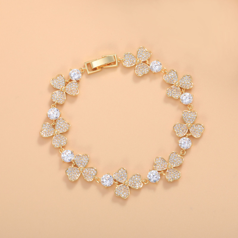 New Water Drop Clover Bracelet for Women, Exquisite and Simple Ladies' Jewelry, Versatile for Everyday Wear and Vacation