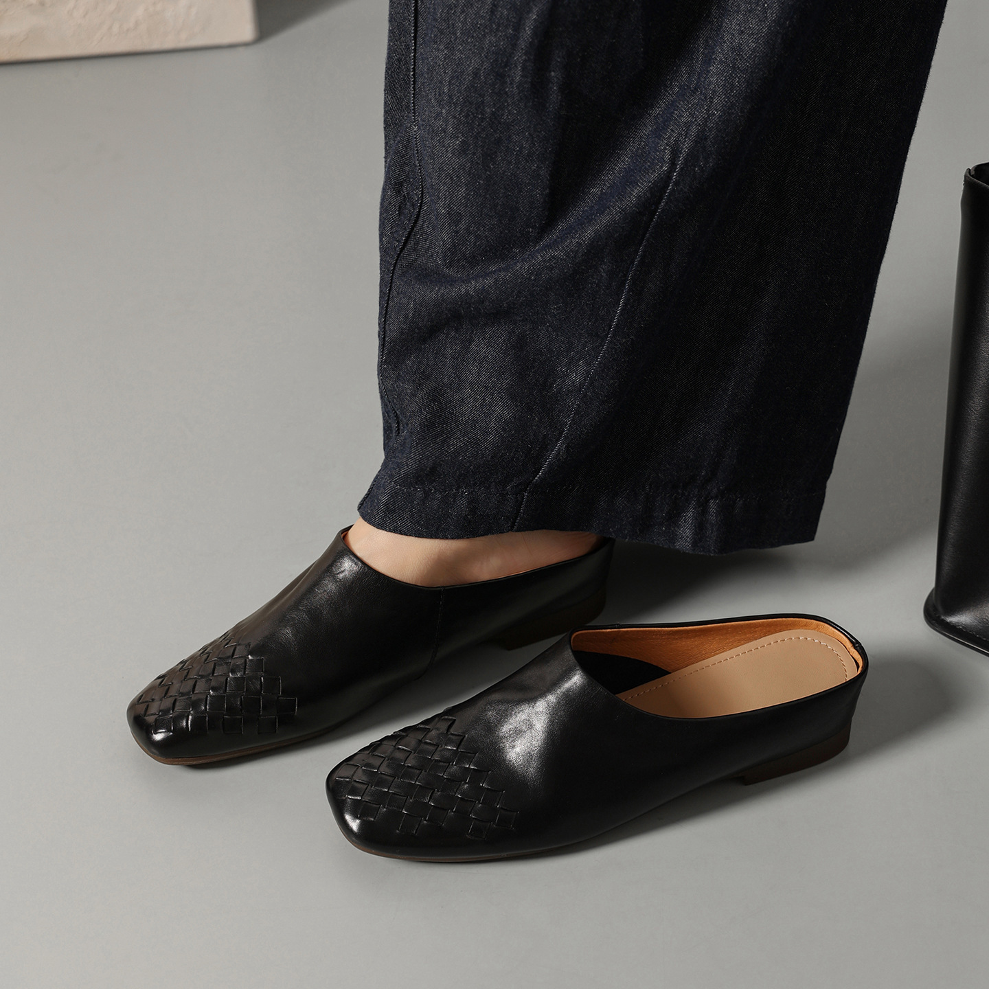Dép mule nữ da bò mũi nhọn đế bệt kiểu dệt vintage — đen