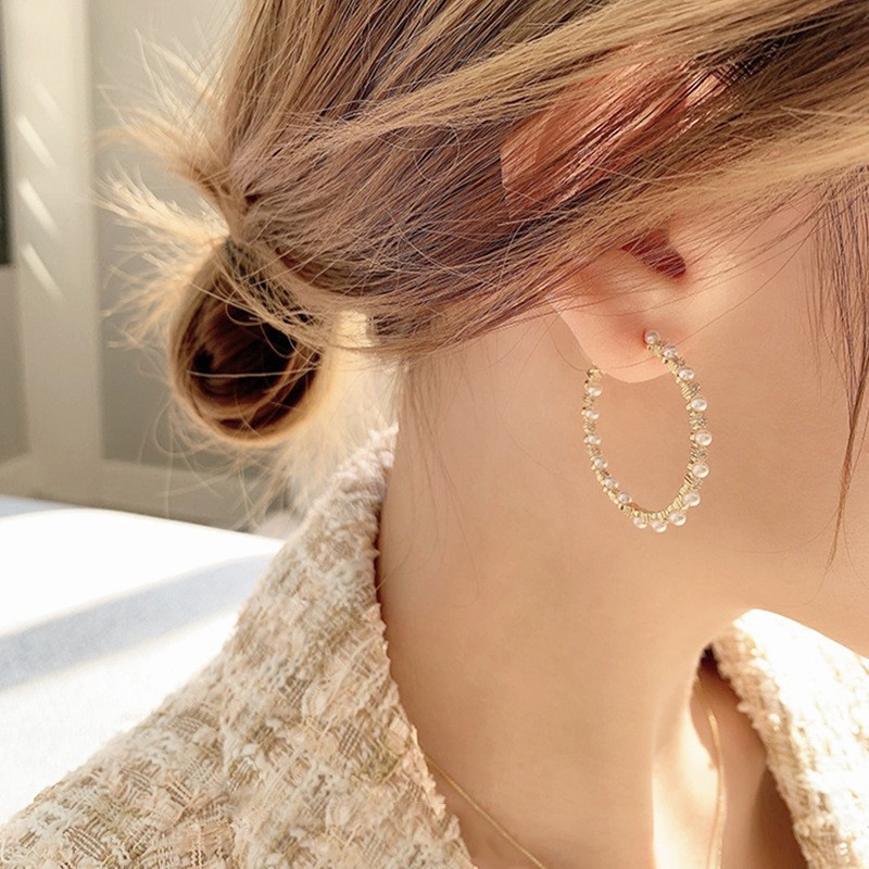 Anillo de metal francés aretes de anillo simple aretes de aretes nuevos estilos de estilo estilo estilo estilo de diseño de nicho temperamento único aretes de mujer cara pequeña