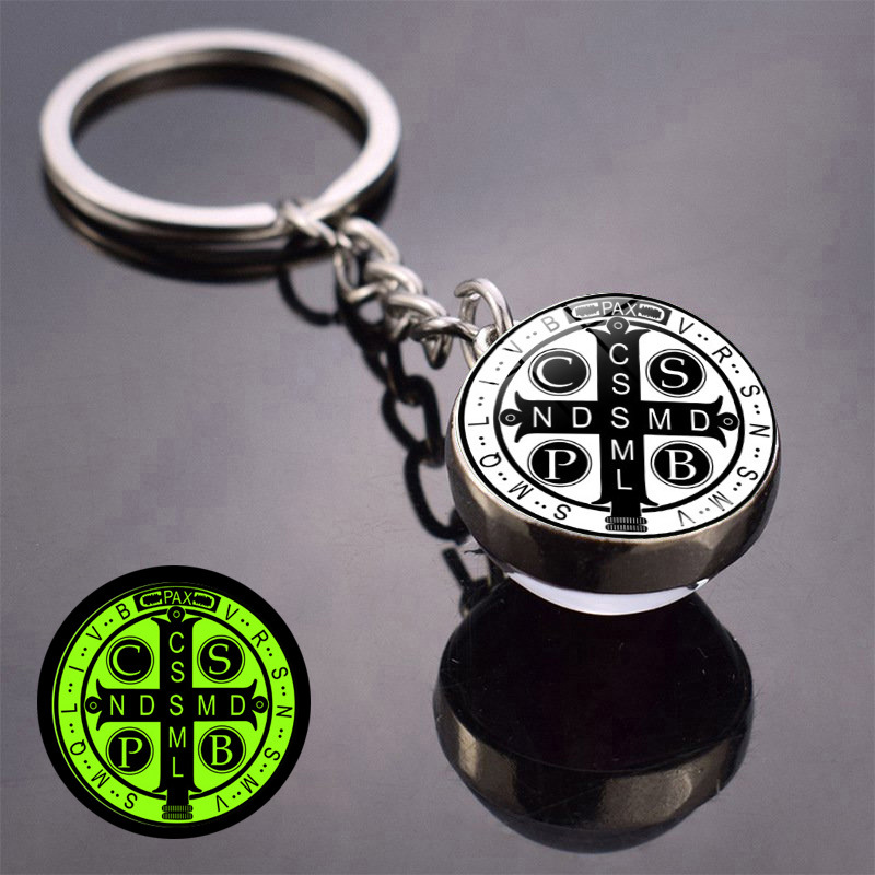 Luz de noche Saint Benedict Medal colgante llavero colgante de doble cara bola de cristal llavero joyería pequeña mercancía