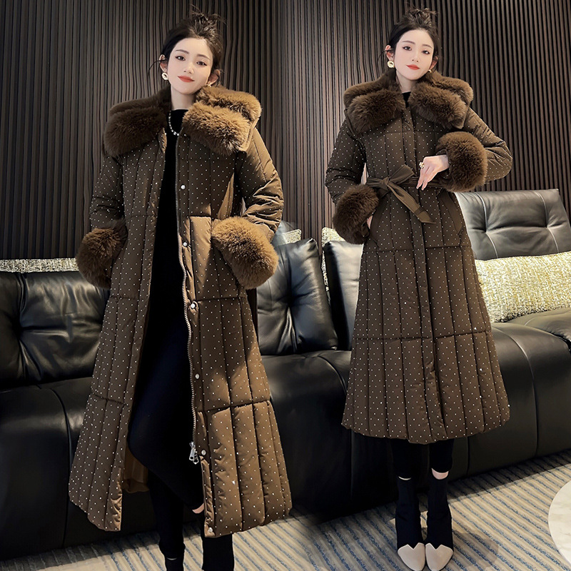 Trajes de algodón de pluma transfronterizos de invierno 2025 nuevos estilos con solapa de moda de mediana edad sobre la rodilla chaqueta de algodón de cintura larga chaqueta de moda