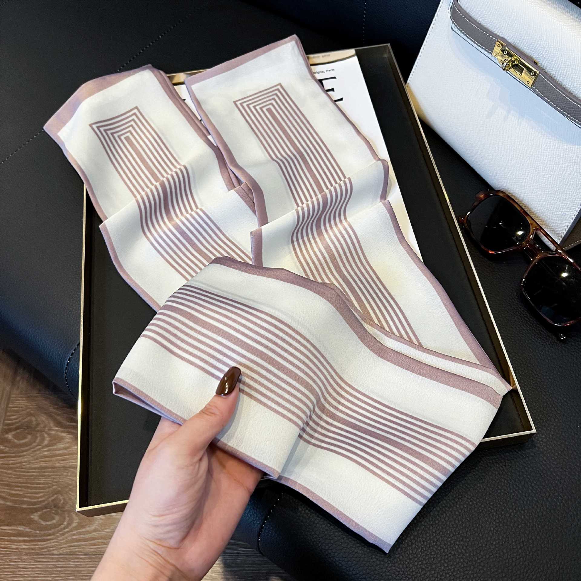 Nueva bufanda de seda pequeña banda larga estrecha para el cabello mujer estilo primavera y otoño moda madre bufanda estilo verano estilo fino serpentina bufanda al por mayor