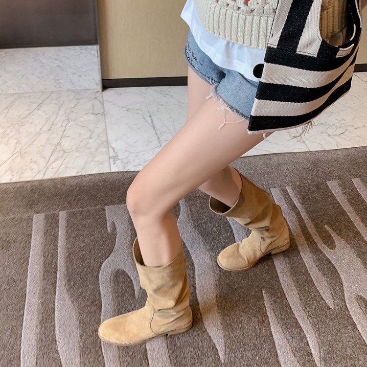 西部のカウボーイブーツの長靴の女性の平底の春と秋の杏色の本革のしわの山の靴の復古の高筒の騎士の靴|undefined