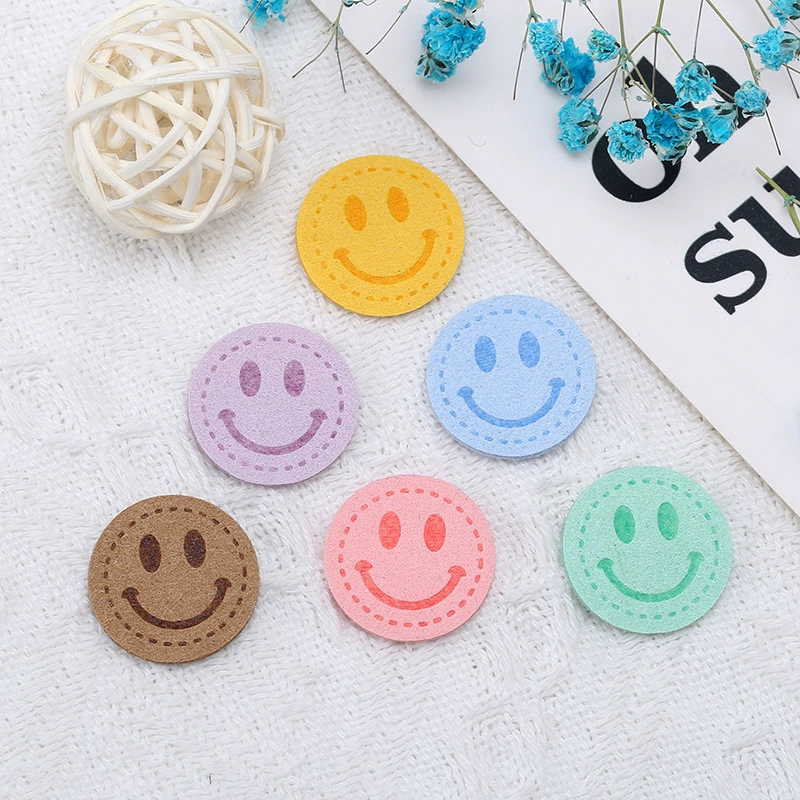 PU Логотип Круглый смайлик кожаный Знак микрофибра тисненая кожаная этикетка Одежда обувь и головные уборы аксессуары цветная одежда