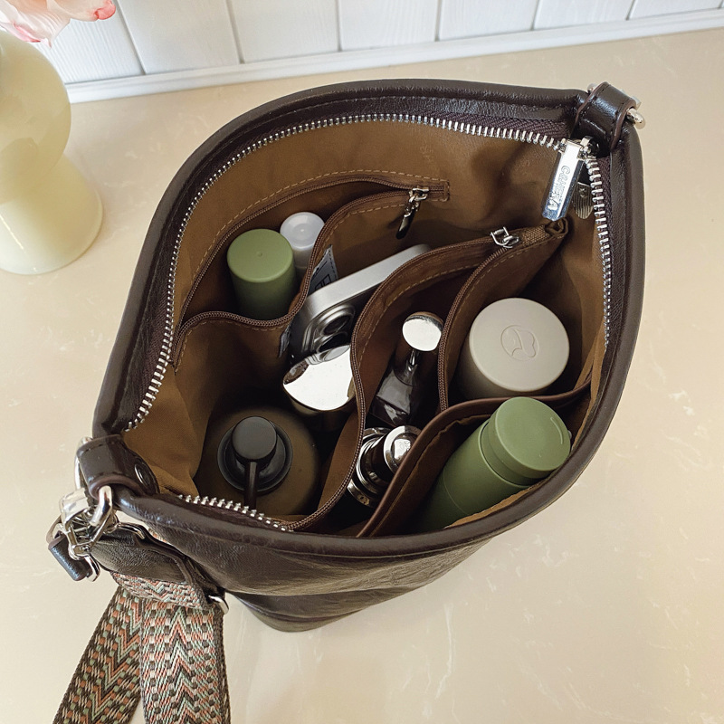 Bolsa de cubo de gran capacidad de cara suave coreana para mujeres otoño / invierno 2025, nueva moda simple bolso de hombro retro bolso de mochila