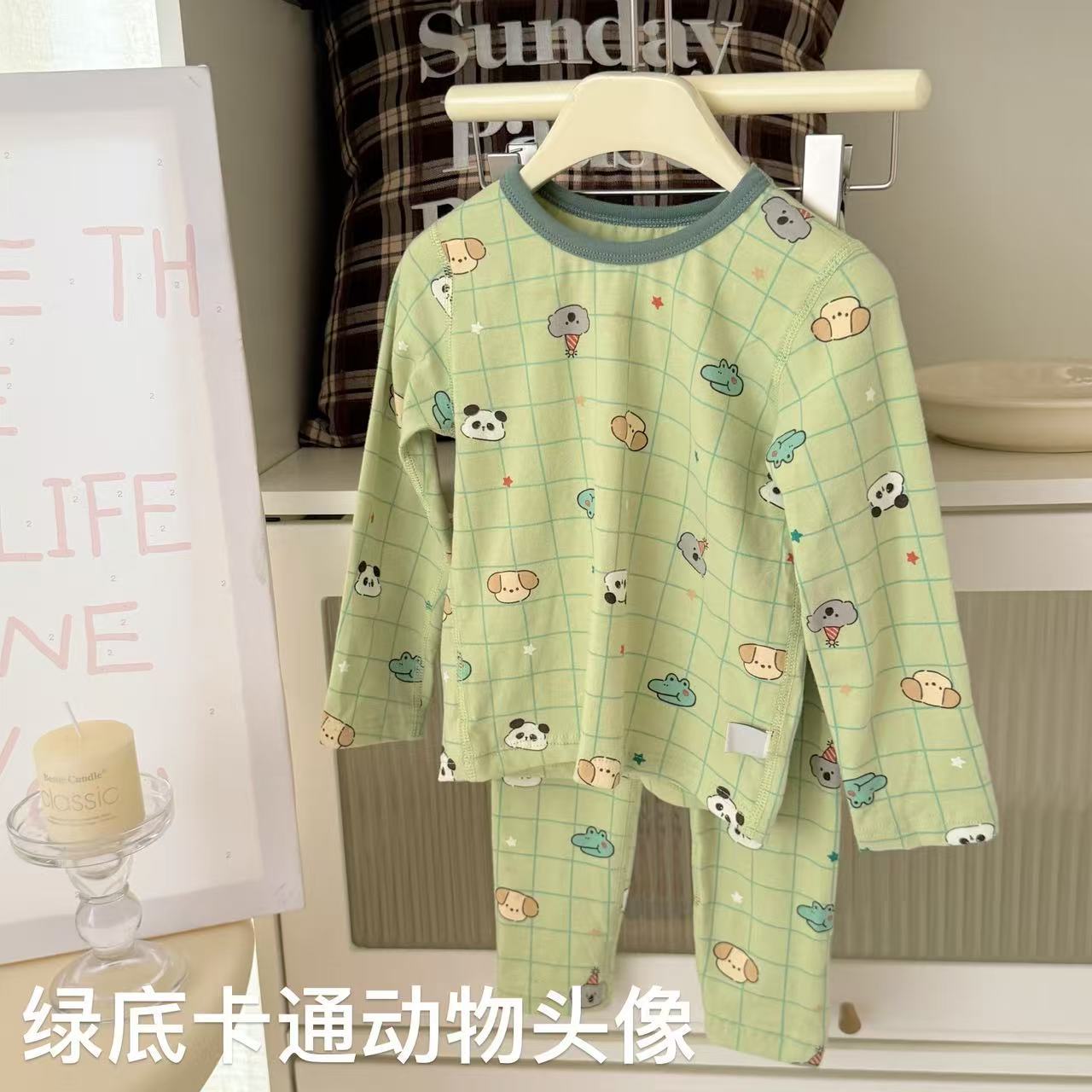 녹색 배경에 만화 동물 아바타