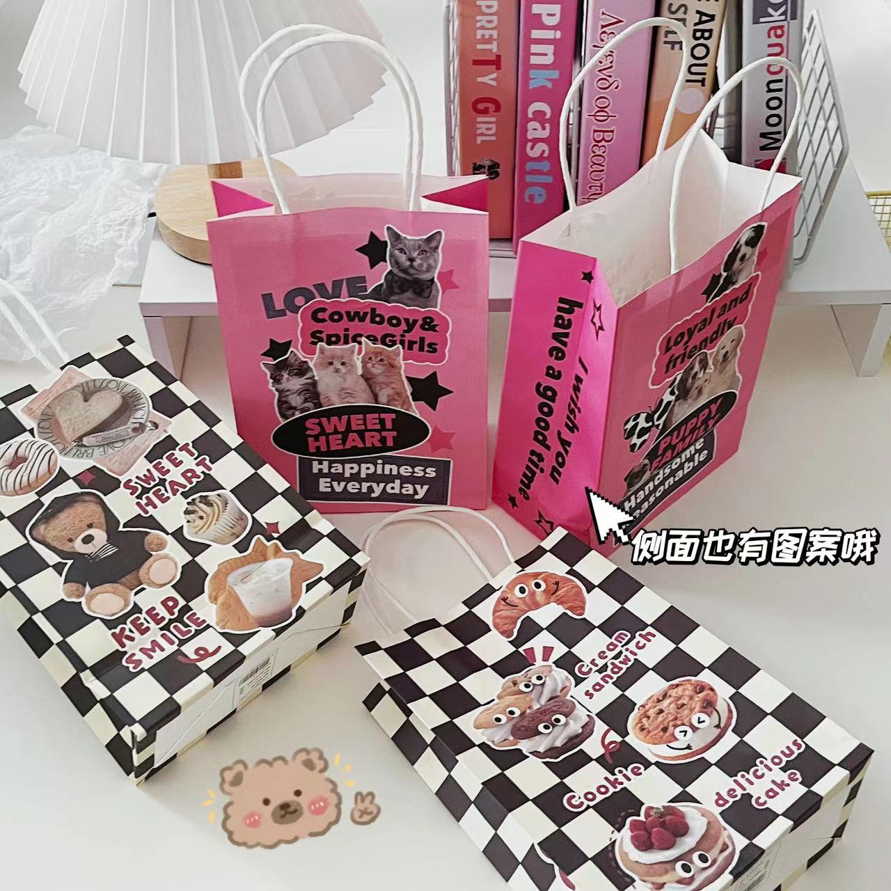 原创ins美式风礼品纸袋可爱卡通礼物包装袋创意文字棋盘格手提袋