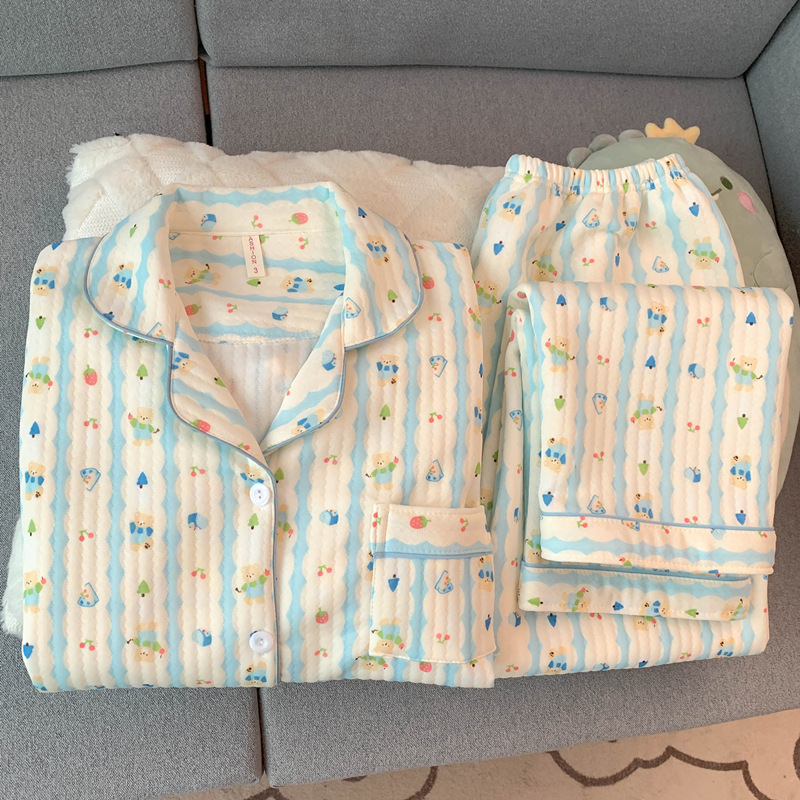 空気の綿のパジャマの女性の長袖の秋冬のタイプのサンドイッチの厚いスーツの日本の花のカーディガンの家庭服の春秋