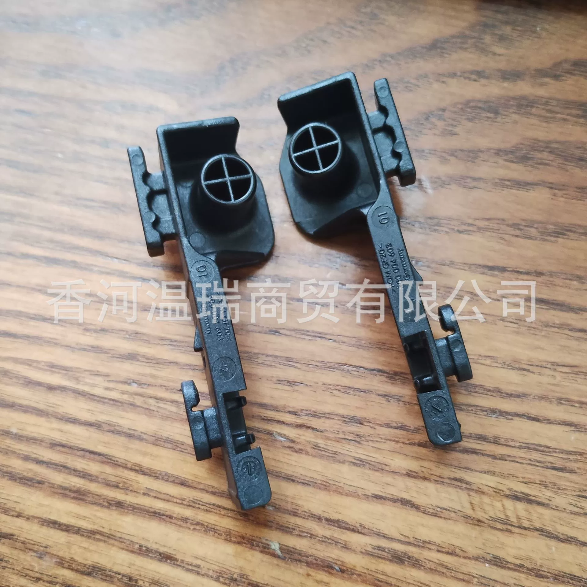 LR137034 люк кронштейн