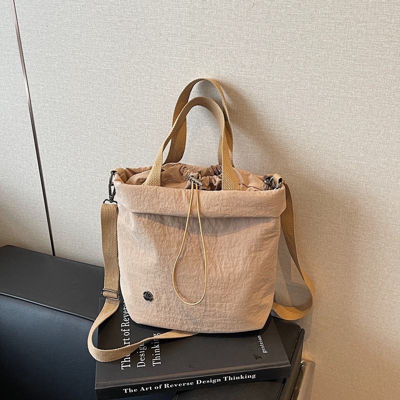 Bolso de lona para mujer 2025 nuevo bolso de cubo ligero y casual bolso de hombro portátil bolso de mensajero deportivo de fitness de gran capacidad