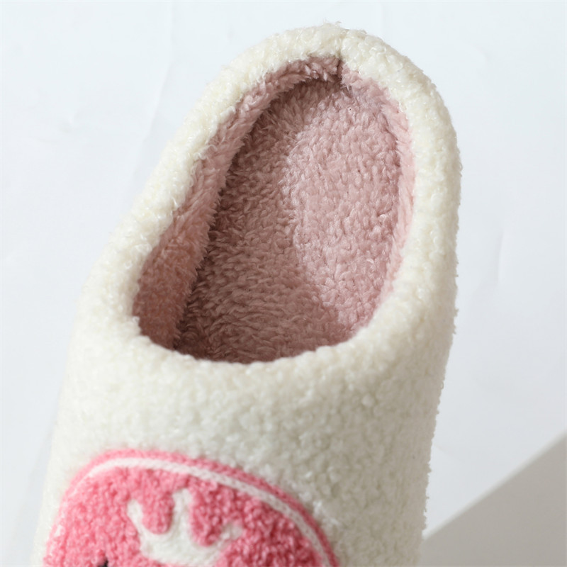 Chaussons en peluche squelette d'Halloween, pantoufles à bout fermé, chaussures de maison confortables et chaudes à enfiler, pantoufles mignonnes en fourrure douce pour hommes et femmes S045_voghion.com