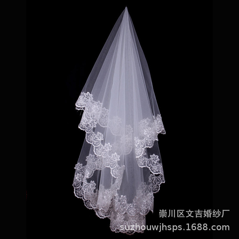 フランスのレトロなレースのベールの花嫁の主なウェディングドレスの尾を引いて結婚します。|undefined