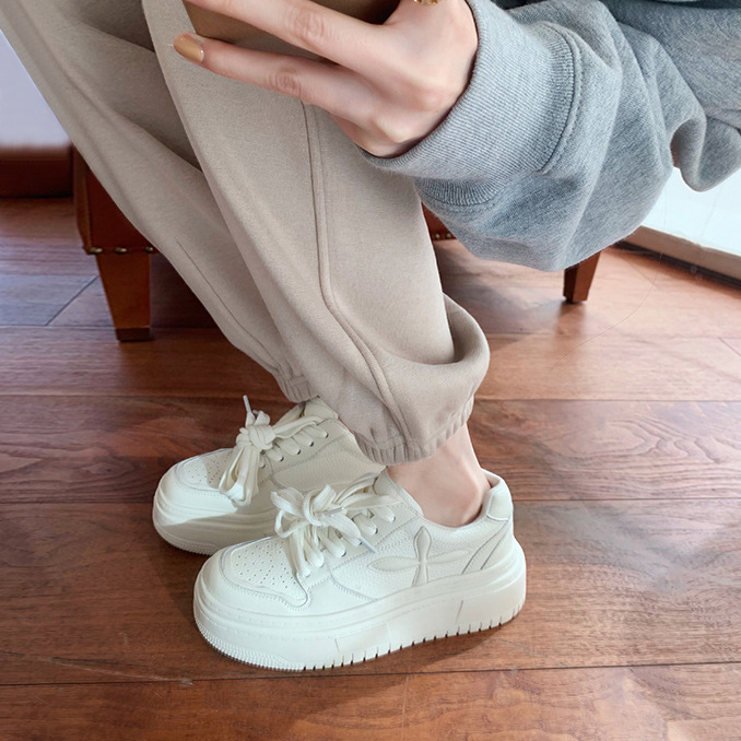 Edición de cuero de vaca ~ 2024 nuevo cuero casual con suela gruesa zapatos blancos de muffin zapatos de patineta de altura zapatos deportivos