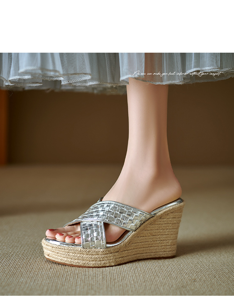 Dép sandal nữ quai chữ V đế xuồng cao gót 9 cm, mũi hở, chất liệu da thật — màu vàng, bạc chi tiết 7
