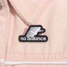 卡通创意“摔倒的小人”造型no balance字母徽章上衣裤子收腰扣针