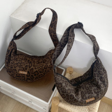 韩版复古豹纹斜挎牛角包大容量通勤女休闲个性时尚简约单肩斜挎包