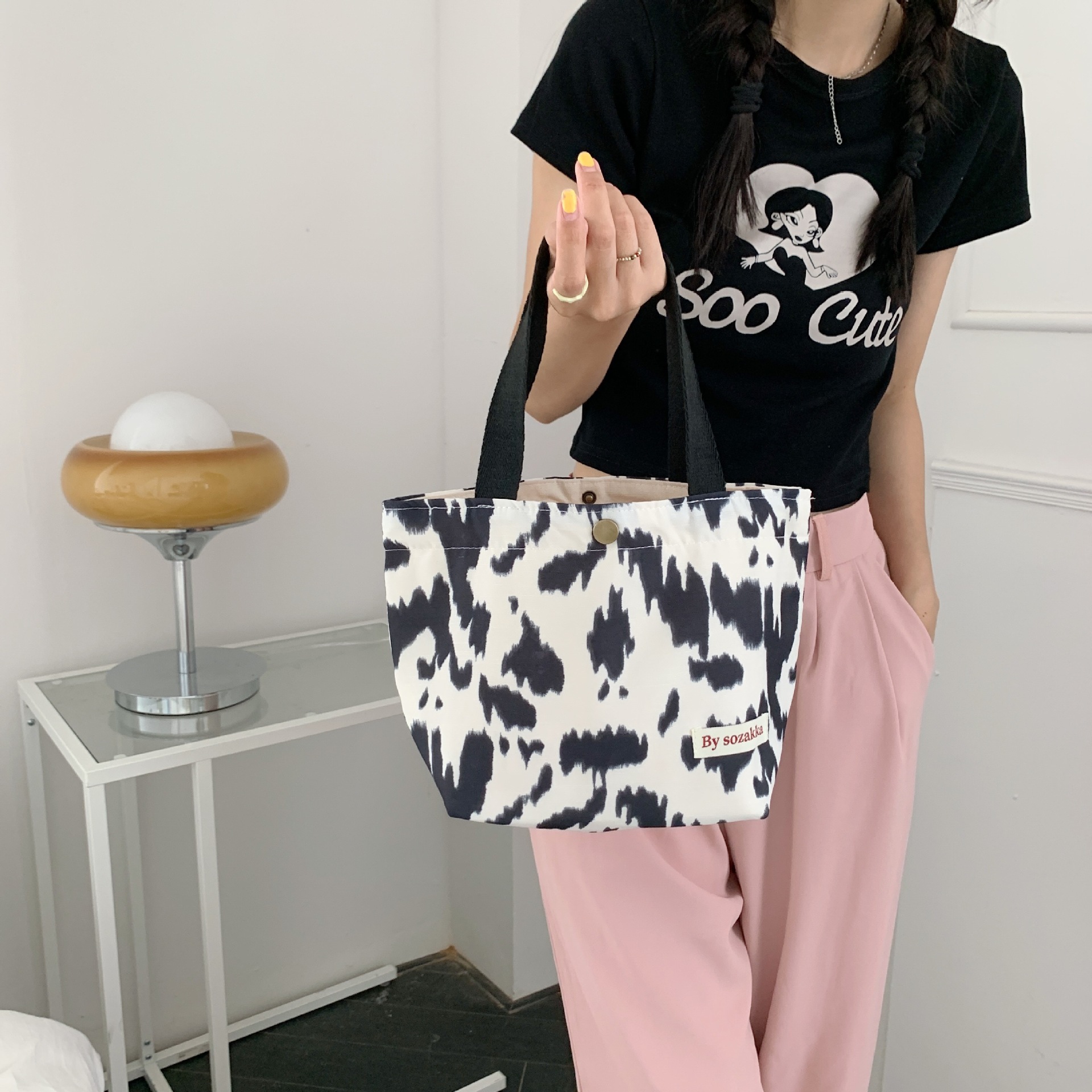 26274 New artistic and fresh hand-held bento bag, casual ladies' hand-held bag supply, snack storage bag Application Scenario
