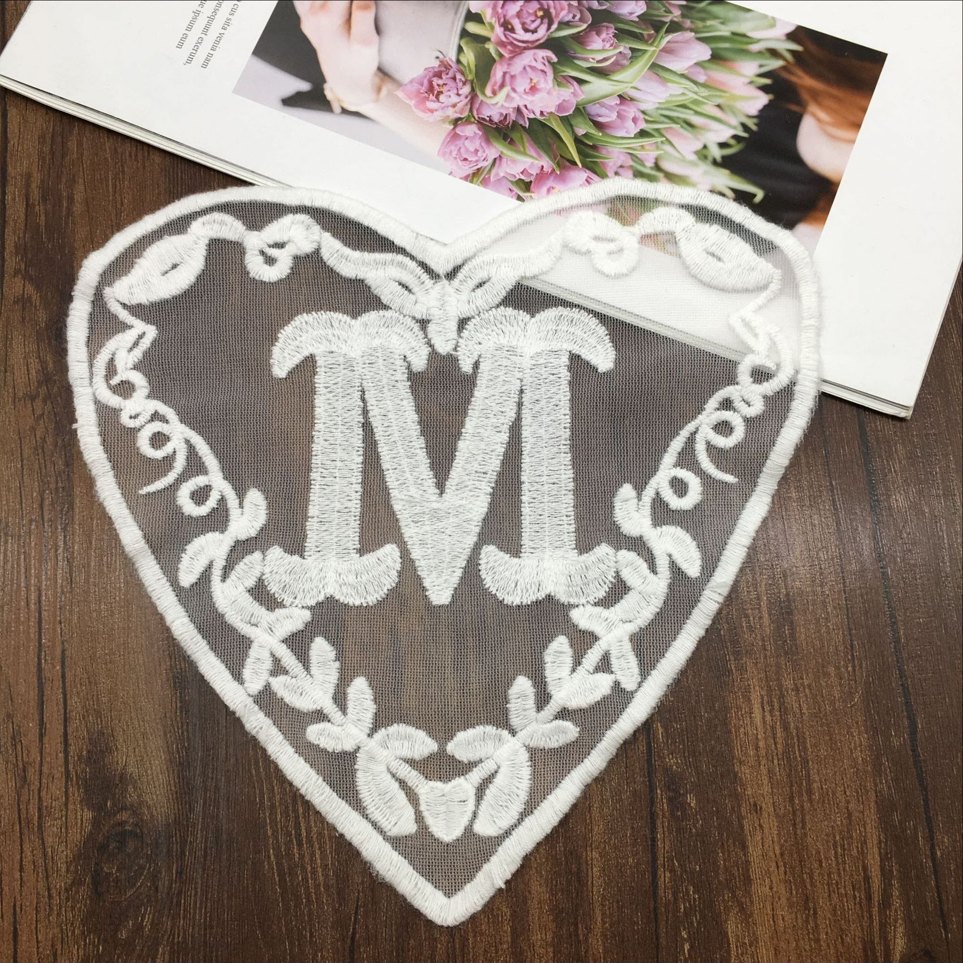 厂家批发水溶网纱刺绣爱心花边女装胸前装饰大心形蕾丝布贴现货