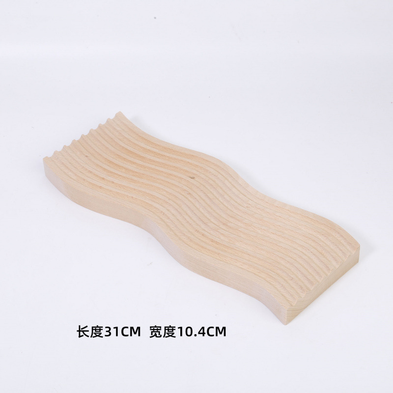 나무로 된 긴 물결 모양의 판