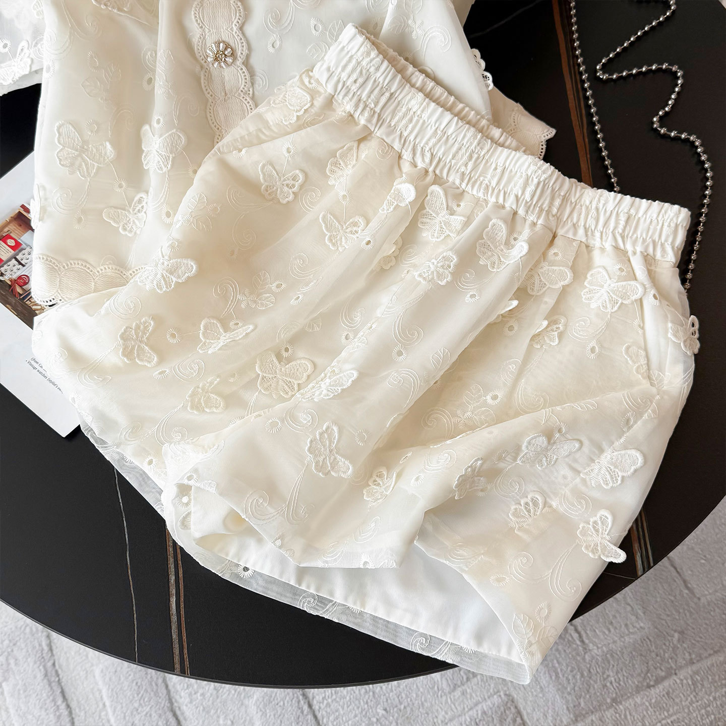 Vêtements pour femmes, petit style, tempérament, costume féminin, nouveau design d'été, haut brodé en jacquard, short à jambes larges, costume deux pièces_voghion.com