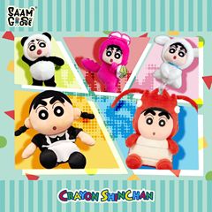 正規版クレヨンしんちゃんぬいぐるみの白いカバンにアニメ人形のキーホルダーを掛けておもちゃの人形を飾っています。