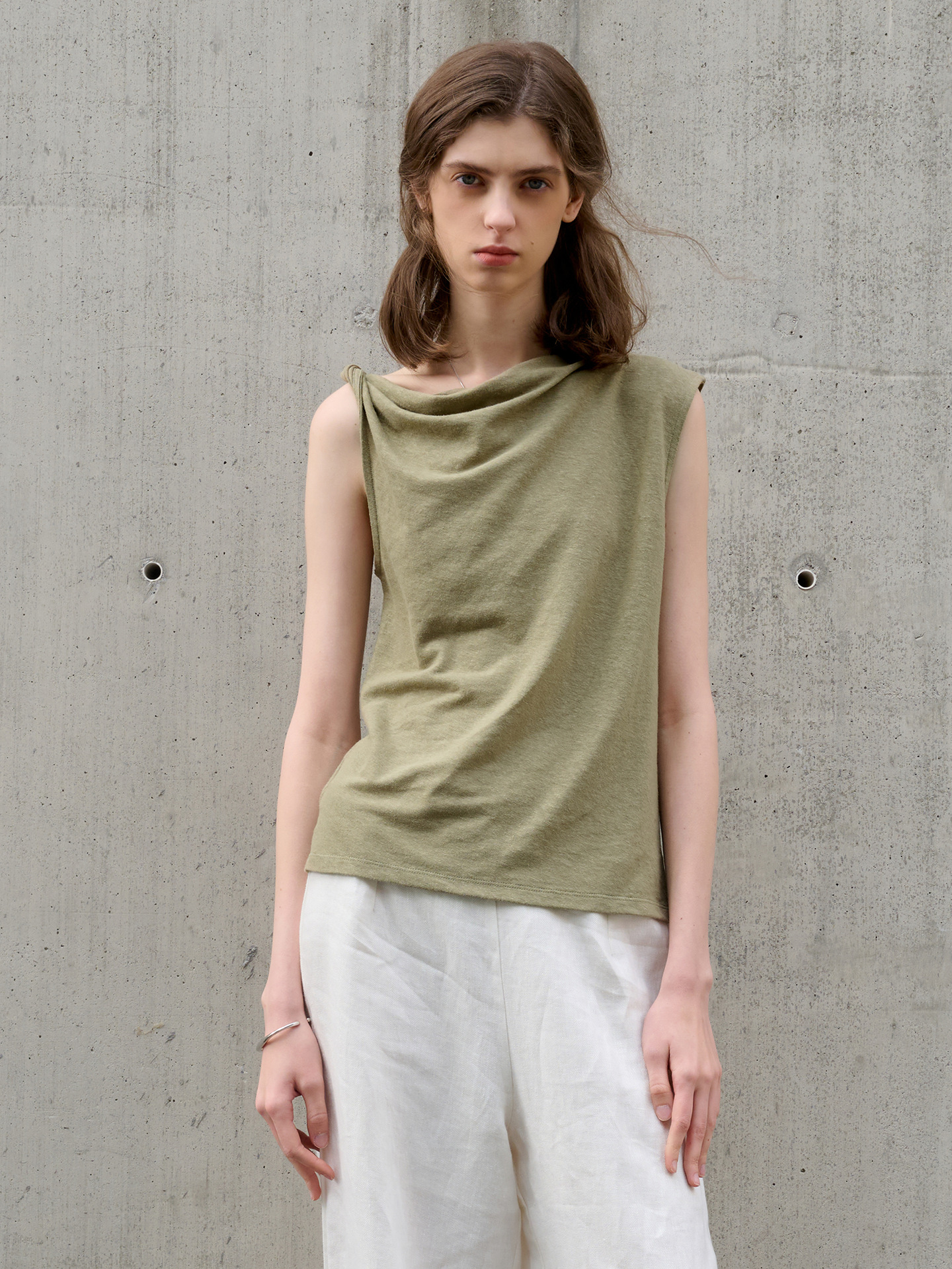 不規則な一字露肩亜麻tシャツ女性夏高級デザイン感袖なし上着修身綿麻ニットベスト