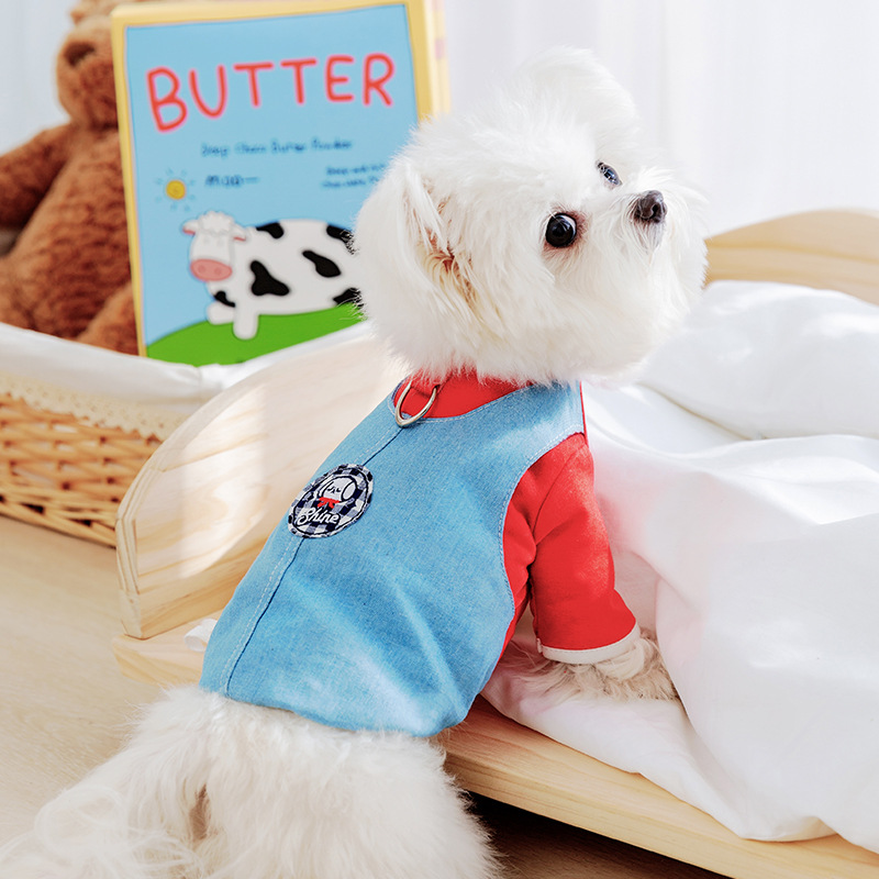 Primavera y verano perros cachorros pegatinas bordadas vaqueros falsos dos camisetas de tracción gatos de dos patas peluche ropa de perro