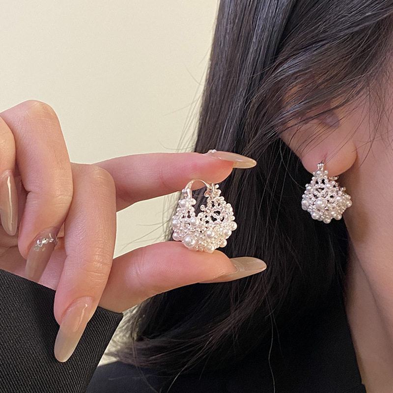 Design three dimensional fashionable elegant universal earrings from pearl