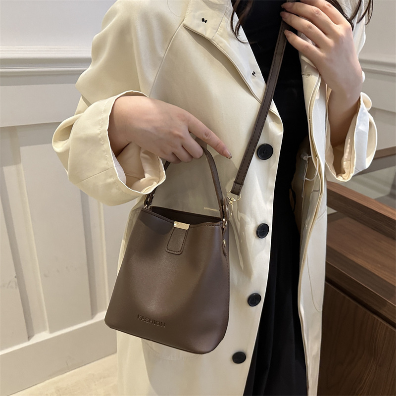 2024新款潮软面洋气流行手提斜挎水桶包时尚小清新纯色女士大容量