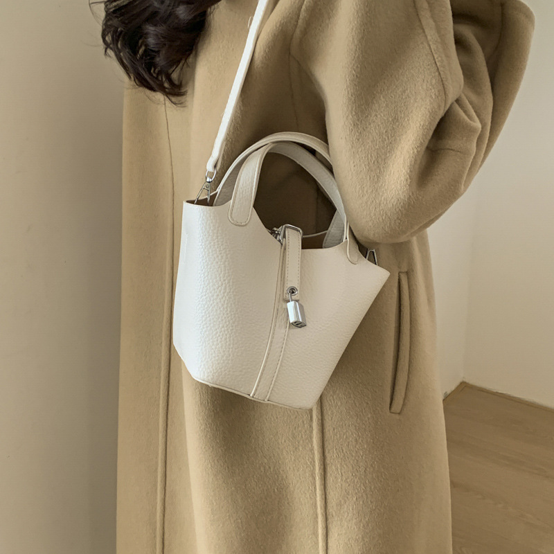 2025 nuevo bolso de cestas de verduras de mano mujer de piel suave litchi estampado de hombro bolso de cubo de agua casual bolso de mujer