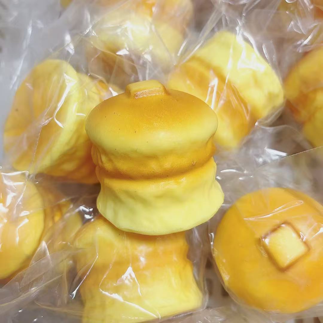 물에 적신 부드러운 머핀 1개의 느린 반동