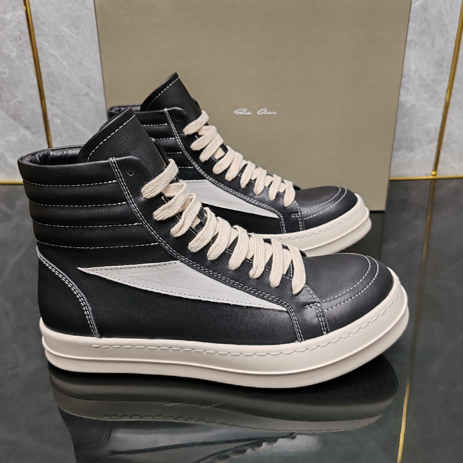 Sepatu Pria Segitiga Kecil Kulit Asli Tinggi Gelap Hitam Gelap Model Baru 2025 Sepatu Trendi Kasual Mudah Dipadu Padan Sepatu Skate Sol Tebal Sepatu Wanita