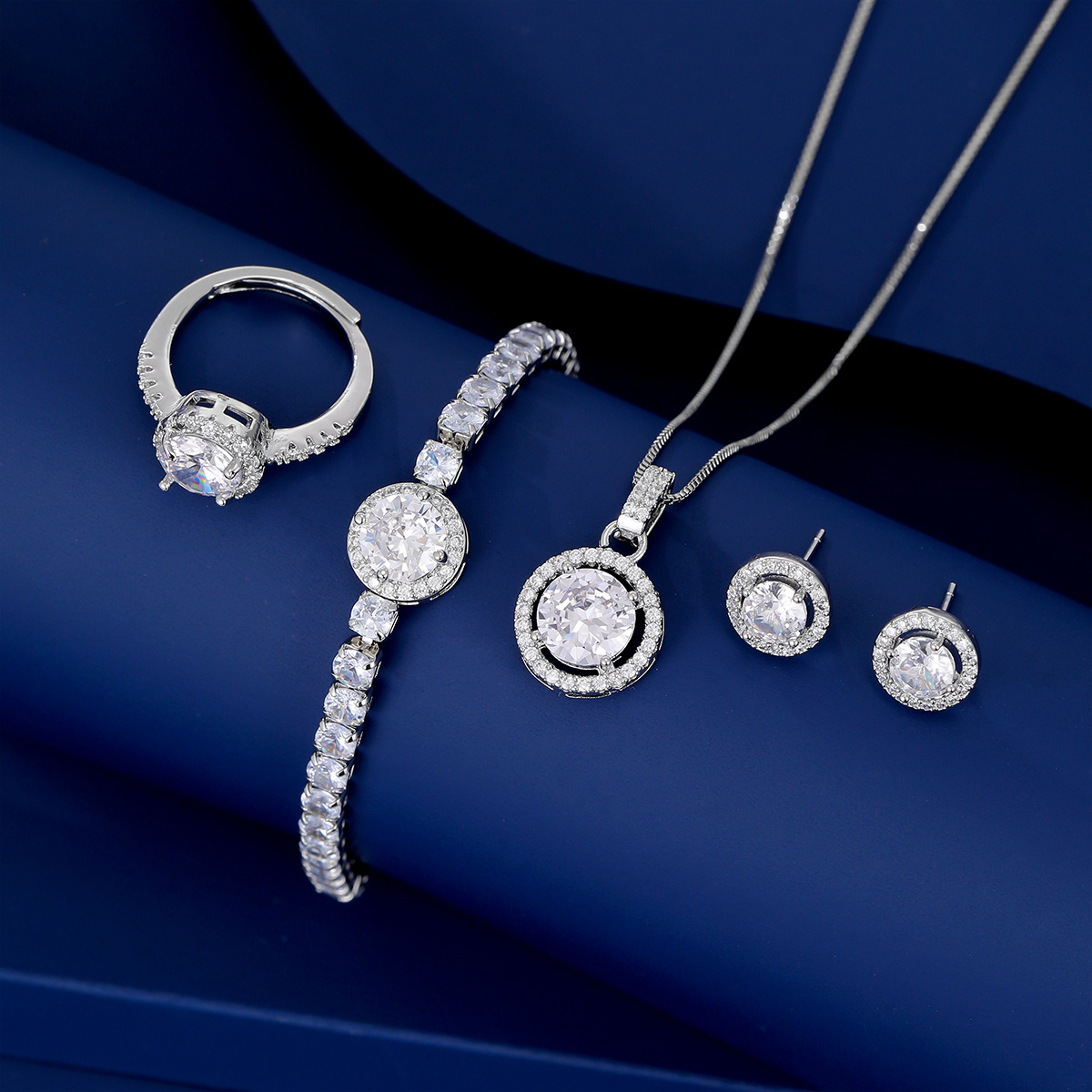 Estilo explosivo Venta caliente Temperamento simple Imitación Moissan Anillo de diamantes Pendientes Pulsera colgante Juego de cuatro piezas Cadena de clavícula en vivo de celebridades de Internet