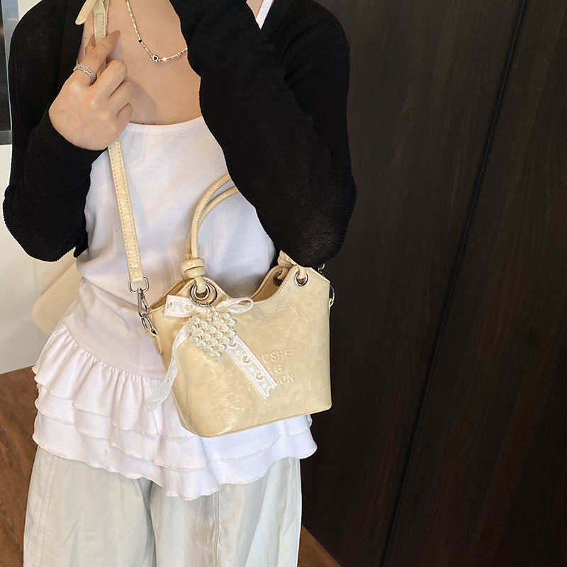 Bolso de mano de estilo occidental de ocio para mujer 2025 nuevo producto de moda de cercanías bolso de mensajero de un solo hombro de todo fósforo bolso de cubo de cuero de cera de aceite