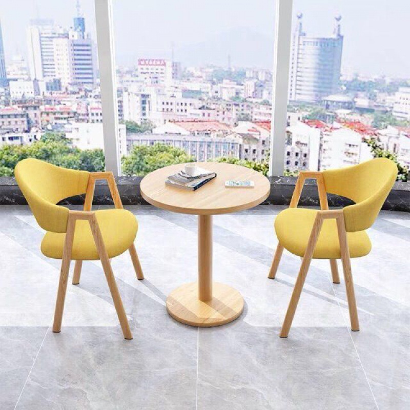 노란색 천 60 원형 테이블 1개와 의자 2개