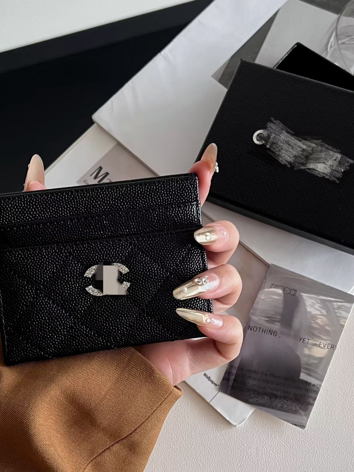 トレンディなブランドの高級カーラインカードホルダー、運転免許証、高級レザー、マルチデジタルトレンディなブランドヤングツリーフレグランススタイルダイヤモンドラベル