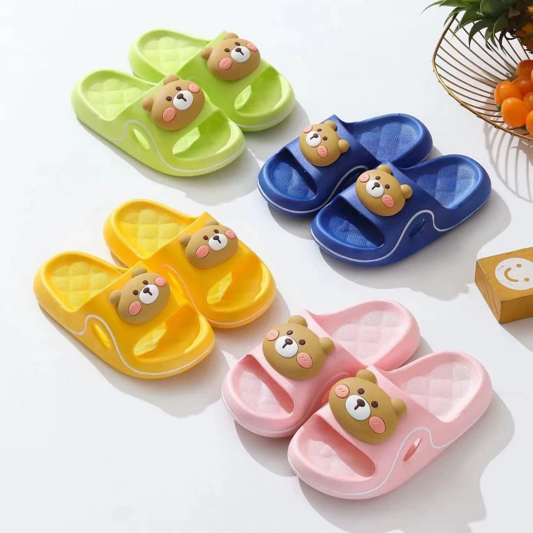 Мальчики и девочки носят детские тапочки вне купания