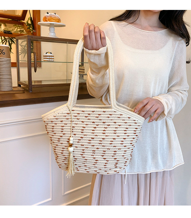 A trendy and stylish underarm bag for summer, a simple single-shoulder bag for women, and a fashionable, casual, and high-quality bag full figure