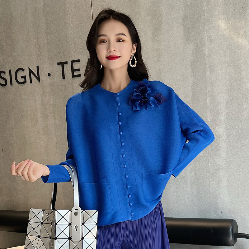 2022 new all-match pleated women's plate flower color matching round neck 13 long sleeve pleated button temperament top cardigan