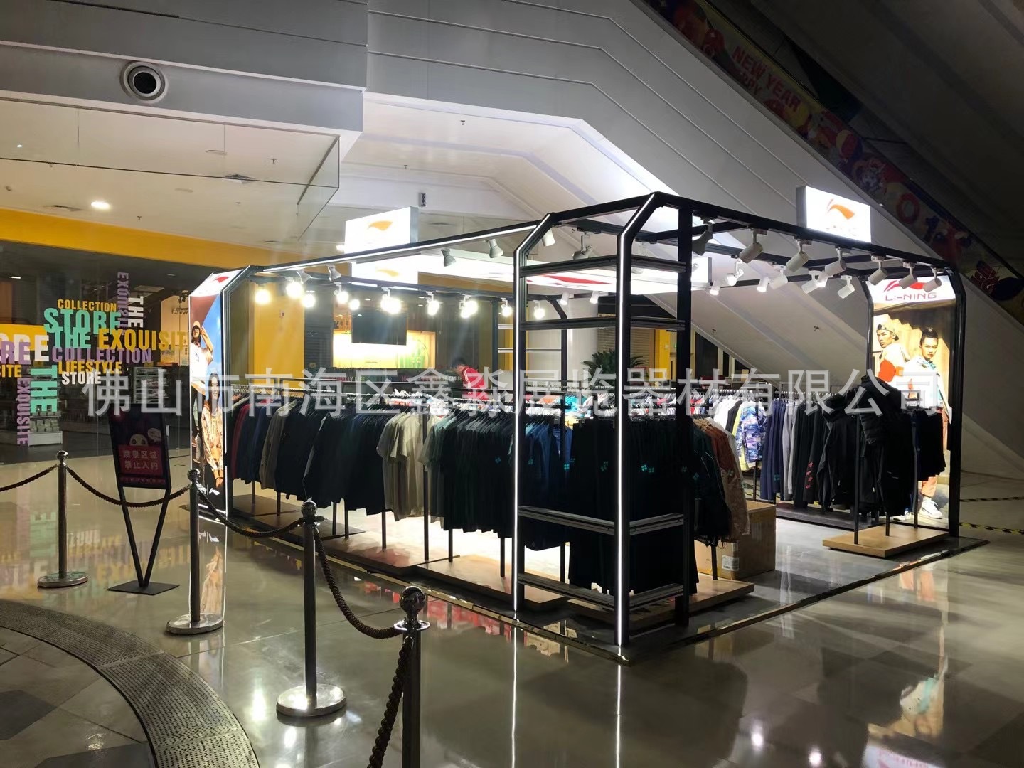 快闪店服装展架1