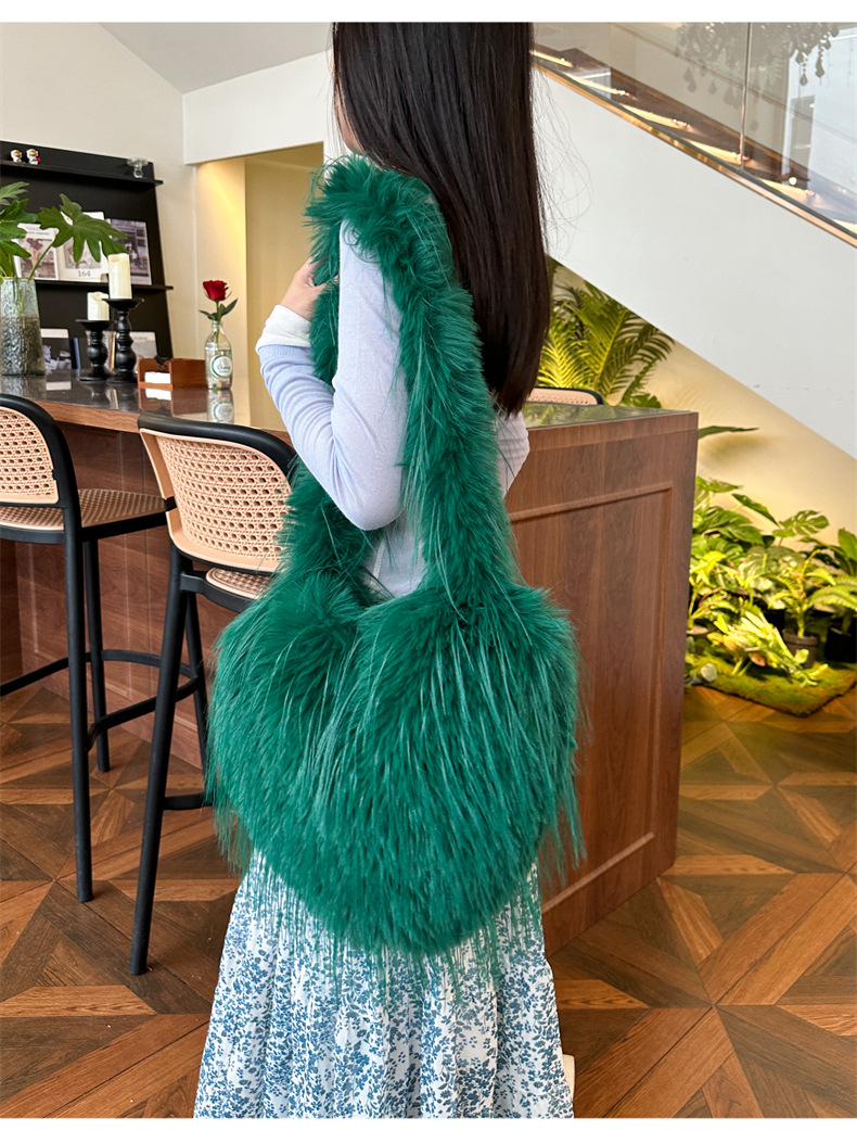 Women's 2024 autumn/winter new tassel heart-shaped fur plush spicy punk style large capacity shoulder bag_voghion.com