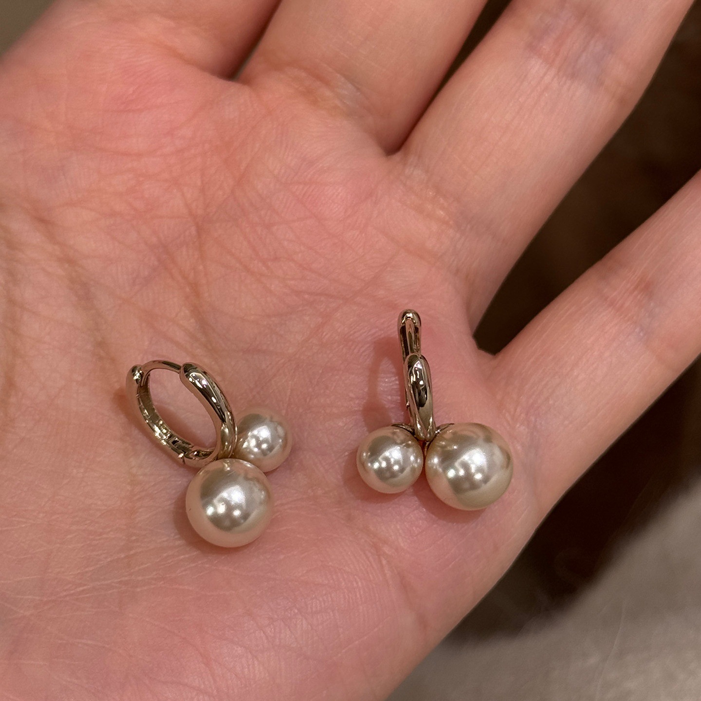 Elegant Pearl Cherry Stud Earrings In Mocha Mousse And Gold Tone_voghion.com