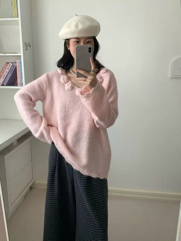 2025年早秋新款法式温柔风立体花朵V领毛衣女慵懒风减龄针织上衣|undefined